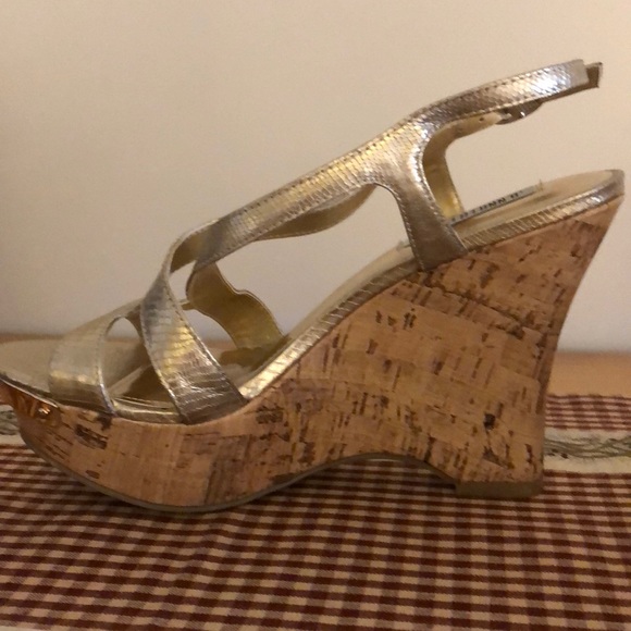 Jennifer Lopez gold sandals - Picture 2 of 4